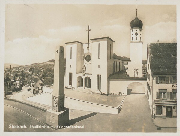 Stadtkirche mit Kriegerdenkmal in Stockach.
GlA Karlsruhe F-S Postkarten_829