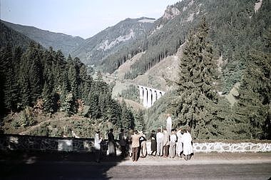 Eine Menschengruppe schaut im Höllental auf das Ravenna-Viadukt.