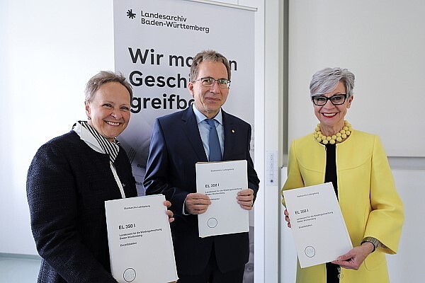 Eva-Maria Meyer, Unterabteilungsleiterin im Bundesfinanzministerium, Prof. Dr. Gerald Maier, Präsident des Landesarchivs, und Sabine Brünger-Weilandt, Direktorin und Geschäftsführerin von FIZ Karlsruhe, mit Wiedergutmachungsakten aus dem Staatsarchiv Ludwigsburg.