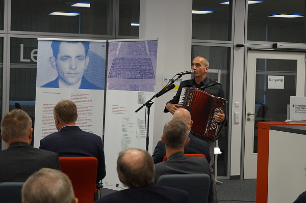 Ausstellungseröffnung Georg Elser im Grundbuchzentralarchiv- Musikalischer Ausklang durch Frank Eisele am Akkordeon