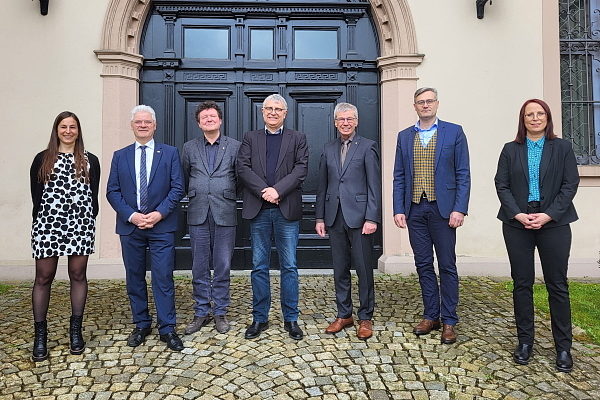 Staatssekretär Arne Braun, Archivleiter Dr. Franz-Josef Ziwes (ganz rechts) und seine Stellvertreterin Dr. Sarah Hoyer (ganz links) mit weiteren Teilnehmerinnen und Teilnehmern am Besuch vor dem Staatsarchiv Sigmaringen