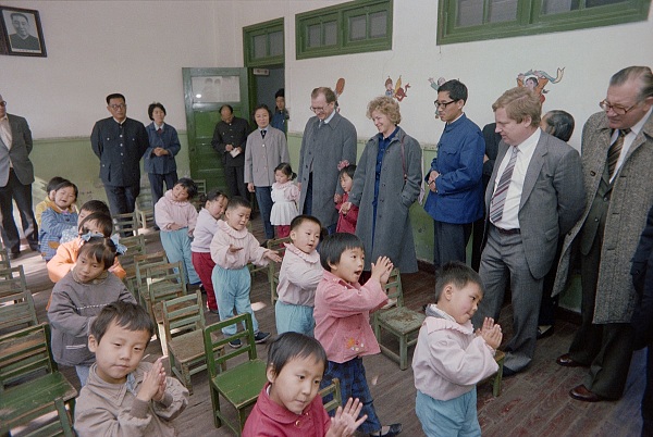 Fotografie von Burghard Hüdig - Lothar Späth und Begleiter mit Kindergartenkindern in Shanghai