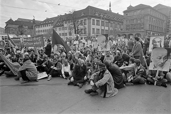 Fotografie von Burghard Hüdig - Demonstration in Stuttgart 1969 gegen den Vietnamkrieg