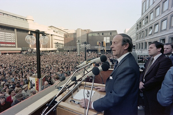 Fotografie von Burghard Hüdig - Hans Filbinger hält 1967 eine Rede auf dem Stuttgarter Marktplatz vor einer Menschenmenge