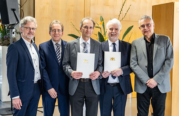v. l. n. r.: Dr. Frank Mentrup (Oberbürgermeister der Stadt Karlsruhe), Prof. Dr. Gerald Maier (Präsident des Landesarchivs), Dr. Martin Stingl (neuer Leiter des Generallandesarchivs ab 1. April), Prof. Dr. Wolfgang Zimmermann (scheidender Leiter des Generallandesarchivs) und Arne Braun, Staatssekretär im Ministerium für Wissenschaft, Forschung und Kunst 