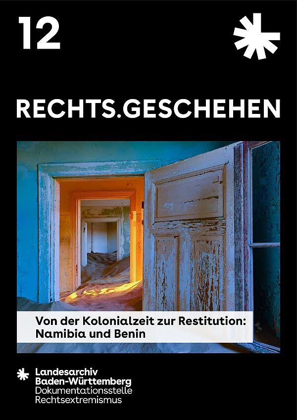 Cover der zwölften Ausgabe der Zeitschrift RECHTS.GESCHEHEN. Titel: Von der Kolonialzeit zur Restitution. Mittig ein farbiges Foto dreier aufeinanderfolgender offener Türen bzw. Türrahmen inmitten von Räumen voller Sand.