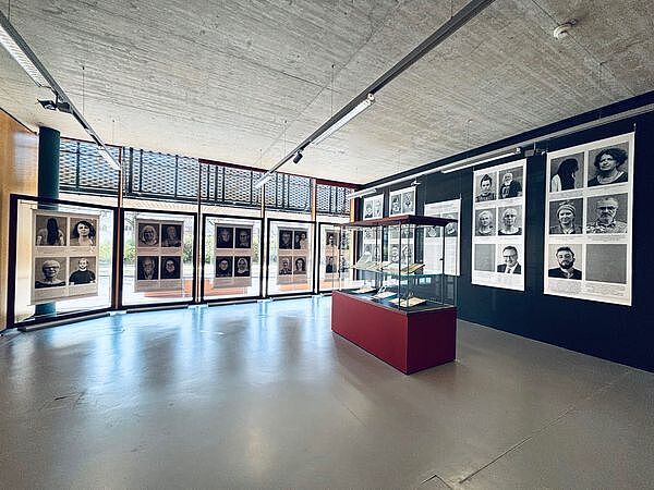 Farbiges Foto der Ausstellung Unsichtbar – in der Mitte der Gesellschaft? Gesicht zeigen gegen Antisemitismus! im Foyer des Generallandesarchivs Karlsruhe.