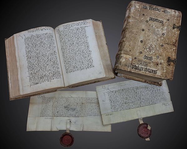 Foto von vier Archivalien vor grauem Hintergrund (zusammengestellt): Links oben aufgeschlagenes Kopialbuch; rechts oben geschlossenes Kopialbuch (Vorderseite); links und rechts unten jeweils eine Urkunde mit rotem Wachssiegel.