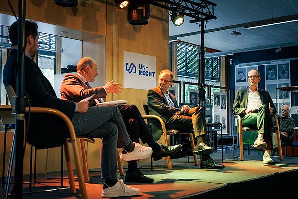 Foto der Gesprächsrunde mit Dr. Peter Frank, Prof. Dr. Michael Kißener, Dr. Cord Brügmann und Mirko Drotschmann im Foyer des Generallandesarchivs Karlsruhe.