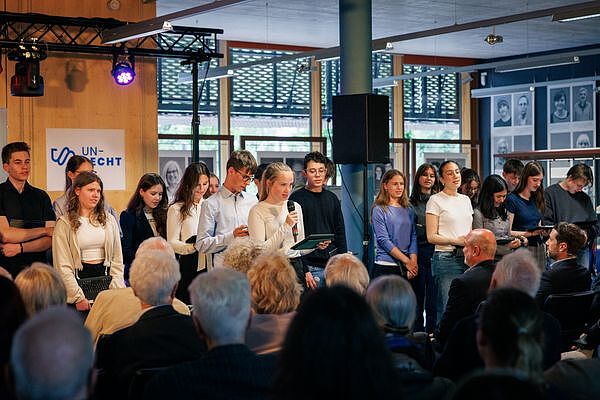 Foto von szenischer Lesung durch mehrere Schüler/innen im Foyer des Generallandesarchivs Karlsruhe.