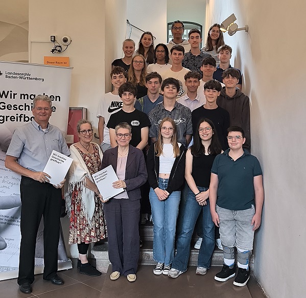 Schülerinnen und Schüler des Deutschorden-Gymnasiums Bad Mergentheim bei ihrem Besuch im Staatsarchiv Wertheim anlässlich der Unterzeichnung der Bildungspartnerschaft.
Foto: Sabine Rückert, Staatsarchiv Wertheim
