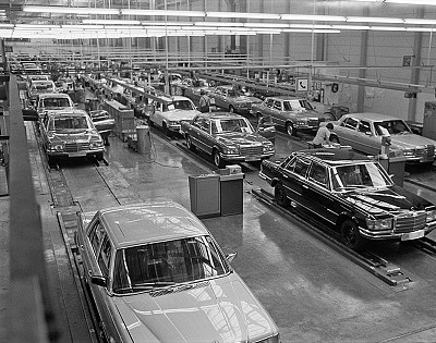 Zu sehen sin neue Autos in einer Fabrikhalle