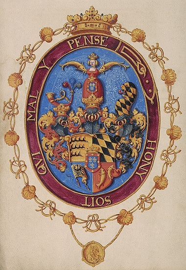 Zu sehen ist ein Wappen auf braunem Hintergrund. Oben mittig ist eine Frauenfigur auf blauem Hintergrund zu erkennen. Das Wappen wird umrandet von einem roten Rand mit goldenem Schriftzug und einer goldenen Kette mit Krone an der Spitze.