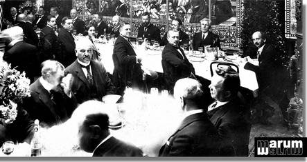 Ludwig Marum (rechts) im Bürgersaal des Karlsruher Rathauses
Stadtarchiv Karlsruhe 11/DigB 2r