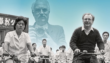 Ausstellung Burghard Hüdig: Indexbild mit Burghard Hüdig im Hintergrund und Lothar Späth bei einer Chinareise, auf einem Fahrrad sitzend