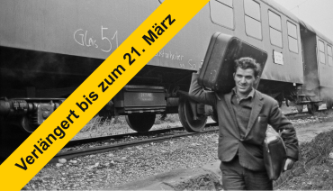 Zu sehen ist ein Mann der einen Koffer trägt, hinter ihm ein Zug. Links ist ein Banner das auf eine Verlängerung bis zum 21. März hinweist.