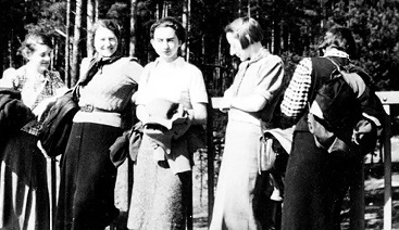Ursula Goetze auf einer Wanderung mit Anna Rathmann und Gertrud Rosenmeyer, um 1939